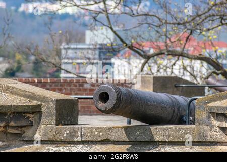 BRN, TSCHECHISCHE REPUBLIK - 05. Mai 2021: BRNO, TSCHECHISCHE REPUBLIK - 24. APRIL 2021: Festung Spilberk. Verteidigungskanone der Festung. Es gibt etwa 5 von ihnen bei Stockfoto