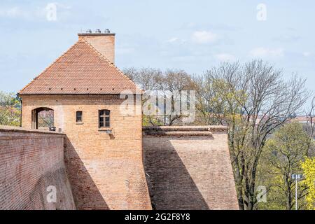 BRNO, TSCHECHISCHE REPUBLIK - 07. Mai 2021: BRNO, TSCHECHISCHE REPUBLIK - 24. APRIL 2021: Festung Spilberk. Eine der Verteidigungsbastionen mit Unterkunft für gu Stockfoto