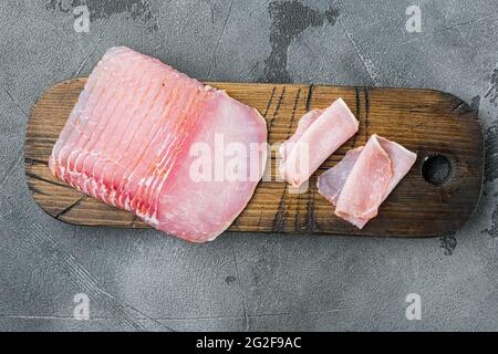 Balyk, Schweinehund, geräuchert, auf grauem Steingrund, Draufsicht flach liegend Stockfoto