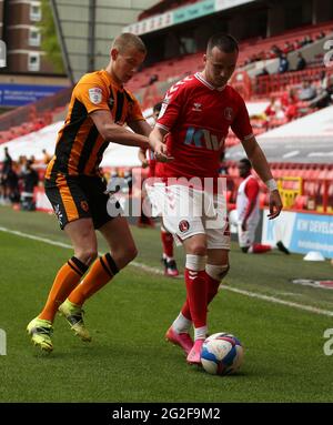 Der Charlton Athletic-Spieler Liam Millar und der Hull City-Spieler Greg Docherty in Aktion während des Sky Bet League One-Spiels im Londoner Valley. Bilddatum: Sonntag, 9. Mai 2021. Stockfoto