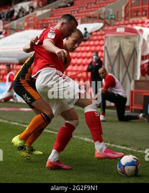 Der Charlton Athletic-Spieler Liam Millar und der Hull City-Spieler Greg Docherty in Aktion während des Sky Bet League One-Spiels im Londoner Valley. Bilddatum: Sonntag, 9. Mai 2021. Stockfoto