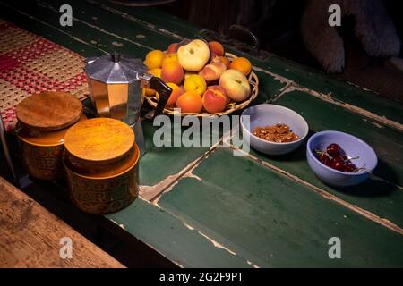 Frisches Obst, Nüsse und ein Mokka-Topf auf der Küchentheke --- EIN Wochenende im Brooklyn House, Martham Stockfoto