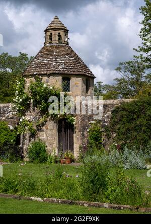 Taubenschlag in Nymans Gardens in Handcross, West Sussex. Die malerischen Gärten umgeben ein altes verlassenes Haus und blicken auf High Weald. Stockfoto