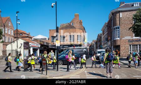 Überqueren Sie Whip-Ma-Whop-Ma-Gate, die kürzeste Straße in York, North Yorkshire, Großbritannien Stockfoto