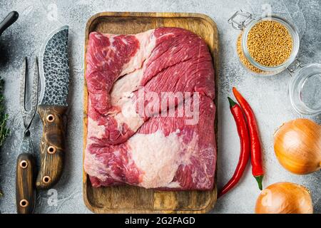 Roher Rinderbauch, Rinderbrust Fleisch, mit Zutaten für das Rauchen machen Grill, Pastrami, Kur, auf grauem Stein Hintergrund, Draufsicht flach legen Stockfoto