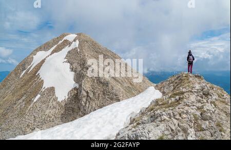 Monte Redentore und Pilato See (Italien) - der Landschaftgipfel des Monte Redentore mit Pilato See, zwischen den Regionen Umbrien und Marken, Sibillini. Stockfoto