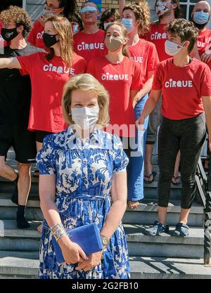 Königin Mathilde von Belgien posiert für ein Gruppenfoto mit den Mitgliedern der Zirkusschule während eines königlichen Besuchs in der Brüsseler Zirkusschule „Ecole du Cirque d Stockfoto