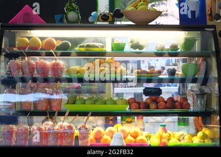 Orangen, Zitronen, Äpfel, Avocados und anderes frisches Obst und Gemüse werden in einem lokalen Geschäft auf der Straße verkauft. Gesunde Ernährung und Entgiftung Konzept. Stockfoto
