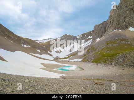 Monte Redentore und Pilato See (Italien) - der Landschaftgipfel des Monte Redentore mit Pilato See, zwischen den Regionen Umbrien und Marken, Sibillini. Stockfoto