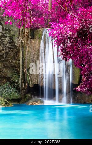 Schöner Wasserfall im Wald im Erawan Nationalpark in Thailand. Ein wunderschöner Wasserfall am Fluss Kwai. Kanchanaburi, Thailand Stockfoto