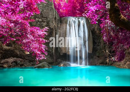 Schöner Wasserfall im Wald im Erawan Nationalpark in Thailand. Ein wunderschöner Wasserfall am Fluss Kwai. Kanchanaburi, Thailand Stockfoto