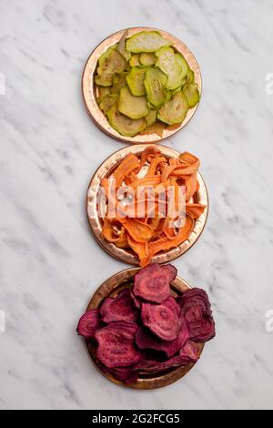 Dehydriertes Gemüse Haufen isoliert auf weiß als Snack für Vegetarier Stockfoto