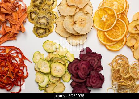 Das Set aus verschiedenen Chips aus getrockneten Früchten Stockfoto
