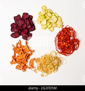 Dehydriertes Gemüse Haufen isoliert auf weiß als Snack für Vegetarier Stockfoto