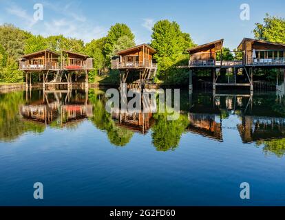 Ferienhäuser auf Stelzen in Chanaz, dem kleinen Venedig von Savoie, Frankreich Stockfoto