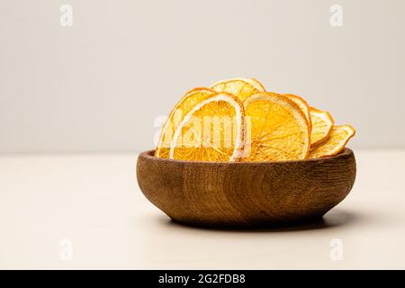 Orangefarbene getrocknete Früchte häufen sich auf dem Tisch Stockfoto