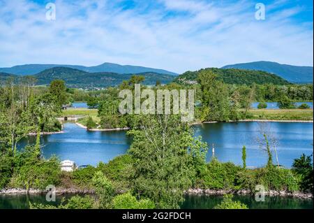 Das Dorf Chanaz liegt am Eingang des Canal de Savières, der den Fluss Rhône mit dem Lac du Bourget verbindet. Stockfoto