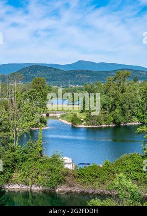 Das Dorf Chanaz liegt am Eingang des Canal de Savières, der den Fluss Rhône mit dem Lac du Bourget verbindet. Stockfoto