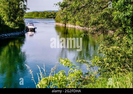 Das Dorf Chanaz liegt am Eingang des Canal de Savières, der den Fluss Rhône mit dem Lac du Bourget verbindet. Stockfoto