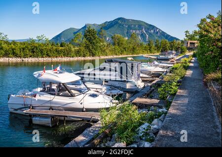 Das Dorf Chanaz liegt am Eingang des Canal de Savières, der den Fluss Rhône mit dem Lac du Bourget verbindet. Stockfoto