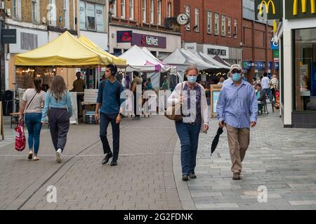 Maidenhead, Anford, Großbritannien. Juni 2021. Heute waren die Leute im Stadtzentrum von Maidenhead einkaufen, aber die Stadt ist immer noch viel ruhiger als vor der Pandemie von Covid-19. Es wird berichtet, dass sich die Fälle des indischen Covid-19-Stammes in einer Woche auf 42,000 verdreifacht haben, was bedeutet, dass die vollständige Aufhebung aller Covid-19-Beschränkungen ab dem 21. Juni 2021 möglicherweise verzögert wird. Quelle: Maureen McLean/Alamy Live News Stockfoto