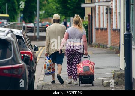 Maidenhead, Anford, Großbritannien. Juni 2021. Heute waren die Leute im Stadtzentrum von Maidenhead einkaufen, aber die Stadt ist immer noch viel ruhiger als vor der Pandemie von Covid-19. Es wird berichtet, dass sich die Fälle des indischen Covid-19-Stammes in einer Woche auf 42,000 verdreifacht haben, was bedeutet, dass die vollständige Aufhebung aller Covid-19-Beschränkungen ab dem 21. Juni 2021 möglicherweise verzögert wird. Quelle: Maureen McLean/Alamy Live News Stockfoto