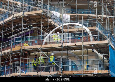 Maidenhead, Anford, Großbritannien. Juni 2021. Die Bauarbeiten an einem riesigen neuen Wohnblock in Maidenhead stehen vor der Fertigstellung. Maidenhead durchläuft trotz der Covid-19-Pandemie eine enorme Regeneration. In der Stadt werden zahlreiche Luxuswohnungen gebaut, da die Immobilienpreise weiterhin mit alarmierender Geschwindigkeit steigen. Quelle: Maureen McLean/Alamy Live News Stockfoto