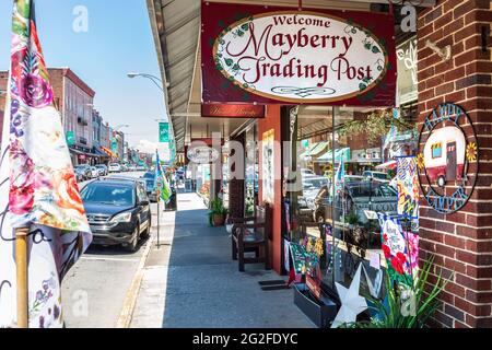 MT. AIRY, NC, USA-5 JUNE 2021: Blick auf die geschäftige Main Street, vorbei an der farbenfrohen Mayberry Trading Post. Stockfoto