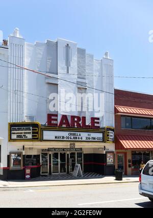 MT. AIRY, NC, USA-5 JUNE 2021: Das örtliche Kino und die 'Old-Time Music Heritage Hall', The Earle, spielt auf der Main Street, zeigt derzeit 'Cruella', Stockfoto