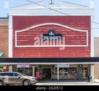 MT. AIRY, NC, USA-5 JUNE 2021: Mayberry Market & Souvenirs Store liegt an der Main Street in der kleinen Touristenstadt. Stockfoto