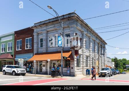 MT. AIRY, NC, USA-5 JUNE 2021: Das Mount Airy Chamber of Commerce and Visitors' Center liegt an der Main Street, neben Barney's Cafe. Menschen. Horizontal Stockfoto