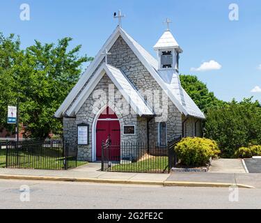 MT. AIRY, NC, USA-5 JUNE 2021: Die quante und historische Trinity Episcopal Church auf der Main Street. Die Synagoge ist 20 x 50 Fuß groß. Stockfoto
