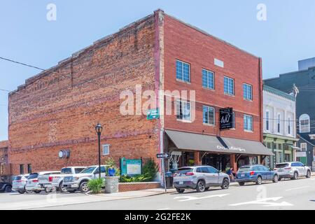 MT. AIRY, NC, USA-5 JUNE 2021: The Old North State Winery, on Main Street. Horizontales Bild. Stockfoto