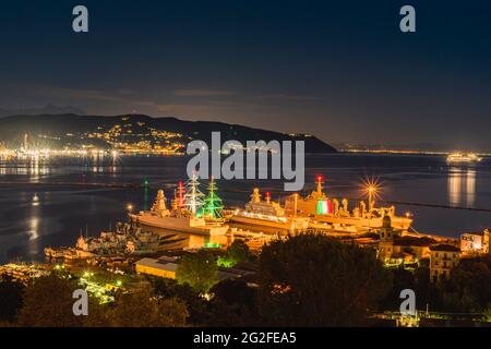 Italienische Flagge auf 2 Booten im Hafen von La spezia Stockfoto