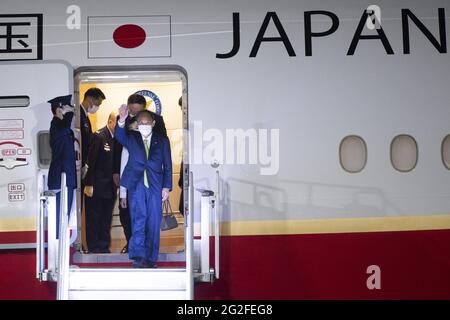 Newquay, Großbritannien. Juni 2021. Der japanische Premierminister Yoshihide Suga und seine Frau Mariko Suga treffen am 10. Juni 2021 vor dem G7-Gipfel in Cornwall am Cornwall Airport in Newquay ein. Foto von Doug Peters/G7 Cornwall 2021/UPI Credit: UPI/Alamy Live News Stockfoto