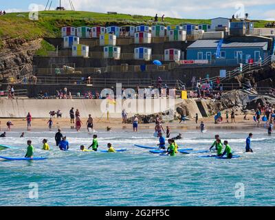 Sommerferien am Summerleaze Beach und am Pool, Bude, Cornwall, Großbritannien Stockfoto