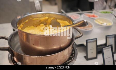 Frühstücksbuffet Millennium Hilton Hotel beginnt den Tag in Bangkok Thailand Stockfoto