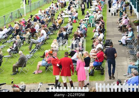 Ardingly Sussex UK 11. Juni 2021 - am ersten Tag der South of England Show in Ardingly Sussex genießen die Massen die Sonne. Die South of England Show 2021 ist die regionÕs Premier Country Show, die an drei Tagen Tausende von Besuchern aus dem ganzen Land anzieht : Credit Simon Dack / Alamy Live News Stockfoto