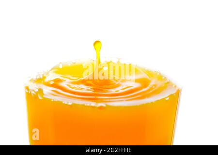 Makro von Orangensaft Tropfen Spritzer isoliert auf weißem Hintergrund Stockfoto