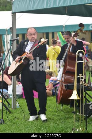 Ardingly Sussex UK 11. Juni 2021 - einige altmodische Musik am ersten Tag der South of England Show in Ardingly Sussex . Die South of England Show 2021 ist die regionÕs Premier Country Show, die an drei Tagen Tausende von Besuchern aus dem ganzen Land anzieht : Credit Simon Dack / Alamy Live News Stockfoto