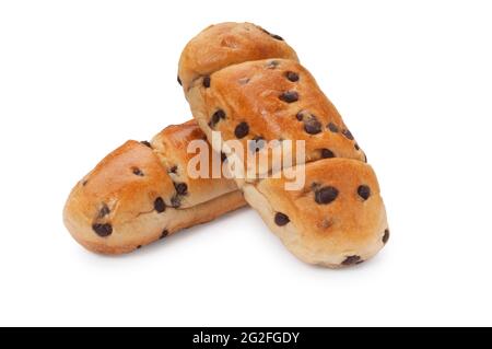 studio Schuss von Schokolade Chip Brioche vor weißem Hintergrund geschnitten - John Gollop Stockfoto