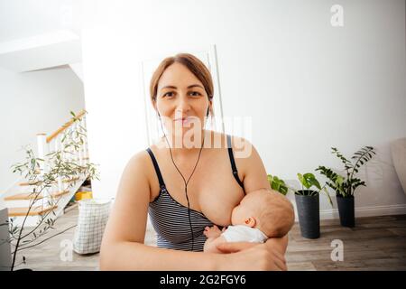 Porträt einer stillenden Mutter während eines Online-Meetings Stockfoto