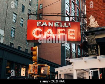 Fanelli Cafe Neonschild in Soho, Manhattan, New York City Stockfoto