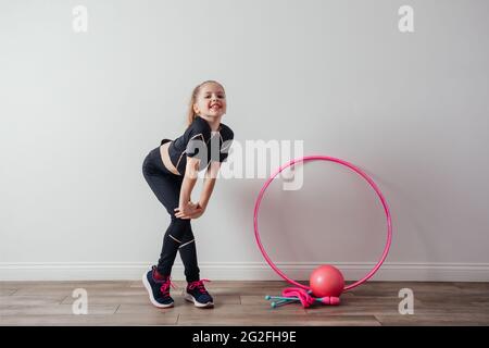 Junge professionelle Turnerin Mädchen posiert mit Ausrüstung Stockfoto