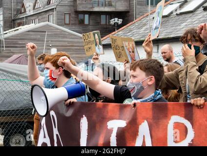 Cornwall, Großbritannien. 11 2021. Juni: Demonstranten marschieren im Rahmen des Klimastreiks vor dem G7-Gipfel am Wochenende am Media Center in Flmouth, Cornwall, vorbei. Juni 2021. Anna Hatfield/Pathos Credit: One Up Top Editorial Images/Alamy Live News Stockfoto