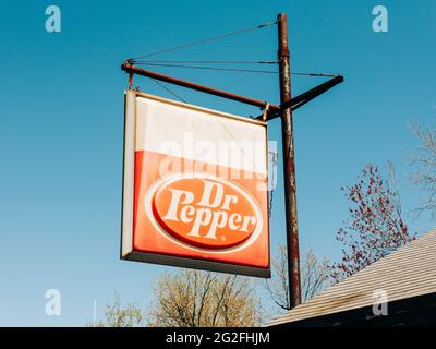 Ein altes Dr. Pepper Schild, in Maine Stockfoto