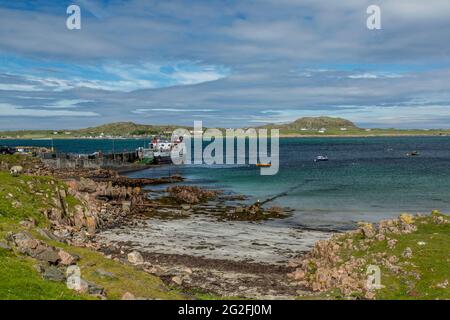 Eine kaledonische MacBrayne-Fähre am Fährhafen Fionnphort auf der Isle of Mull, Inner Hebrides, Schottland. Die Insel Iona in der Ferne. Stockfoto