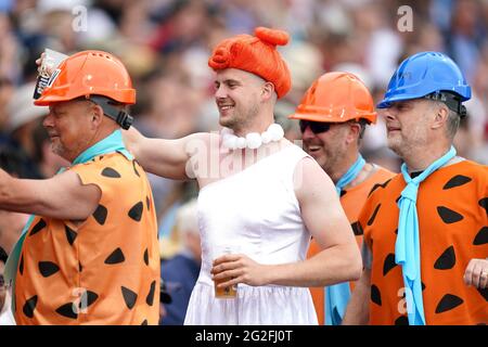 Fans in schickes Kleid auf den Tribünen am zweiten Tag des zweiten LV= Insurance Test Spiels in Edgbaston, Birmingham. Bilddatum: Freitag, 11. Juni 2021. Stockfoto