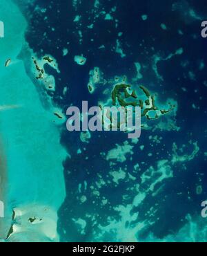 Satellitenansicht von Palau, Mikronesien, Südinsel, unbewohntes Atoll. Kristalliner, transparenter und klarer Meeresboden. Tropische Inseln. Nasa Stockfoto