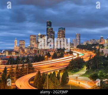 Seattle, Washington, USA Downtown Skyline der Stadt über Autobahnen in der Abenddämmerung. Stockfoto